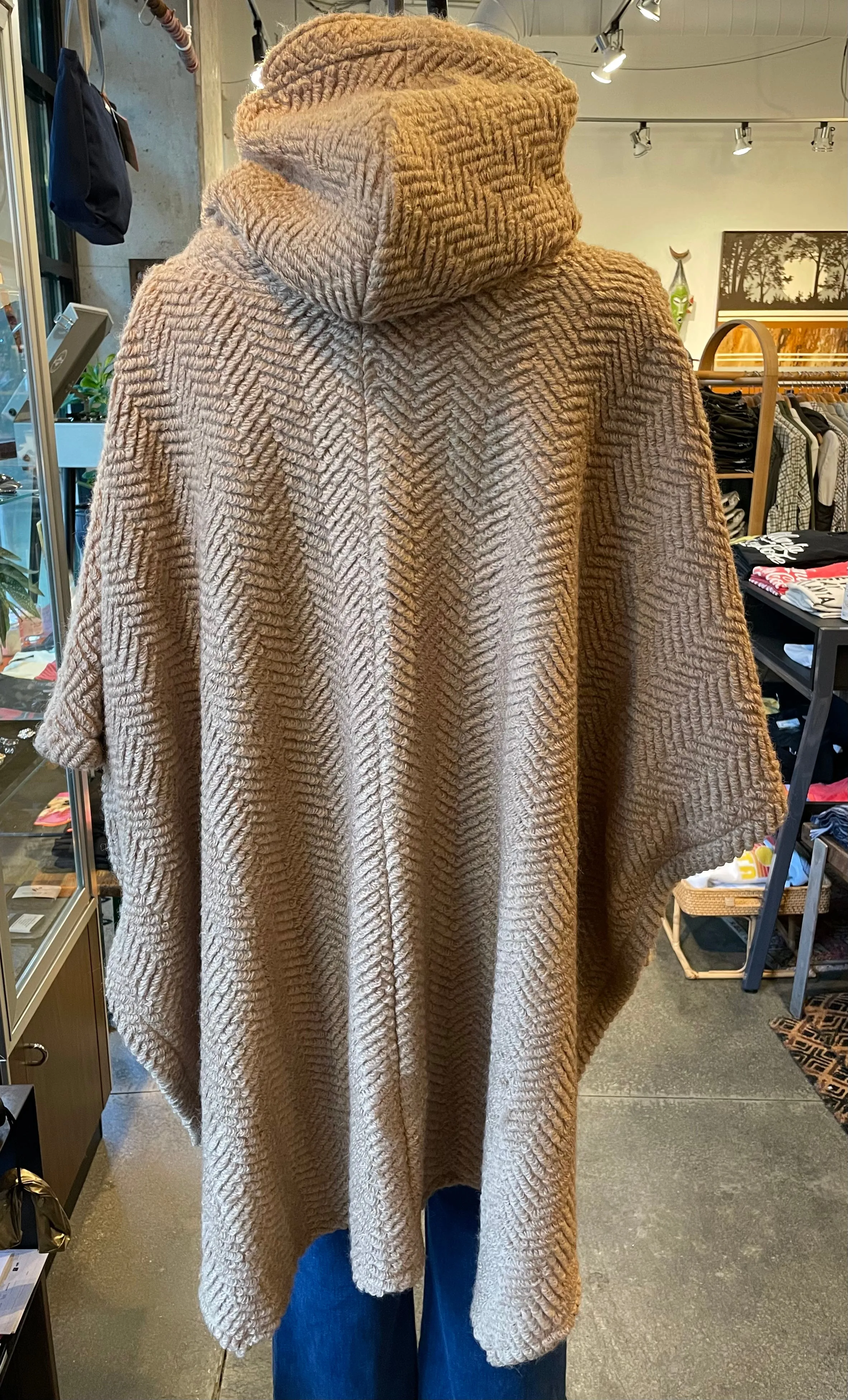 BH Sweater ZigZag Caramel Poncho