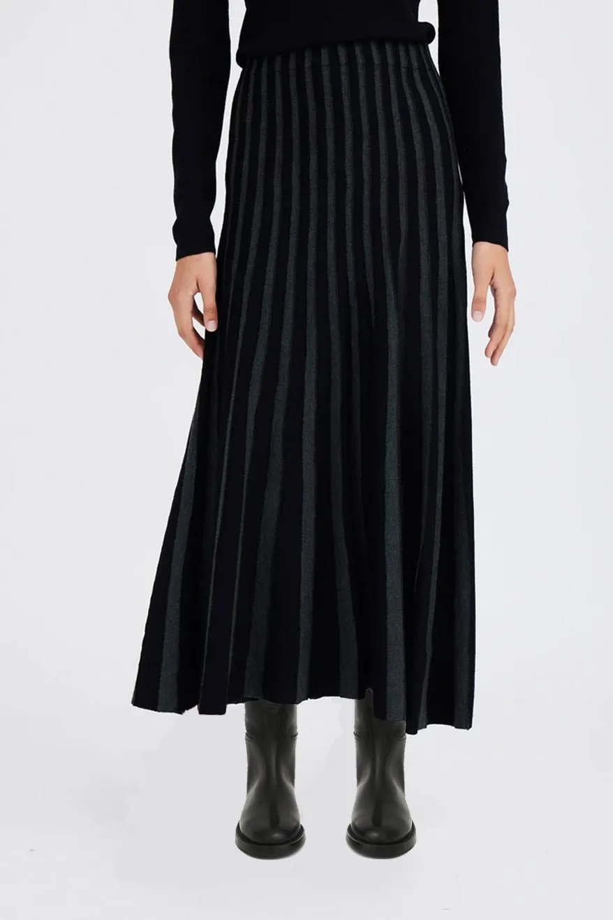 MADISON LONG PLEATED TWO-TONE SKIRT IN FINE MERINO KNIT