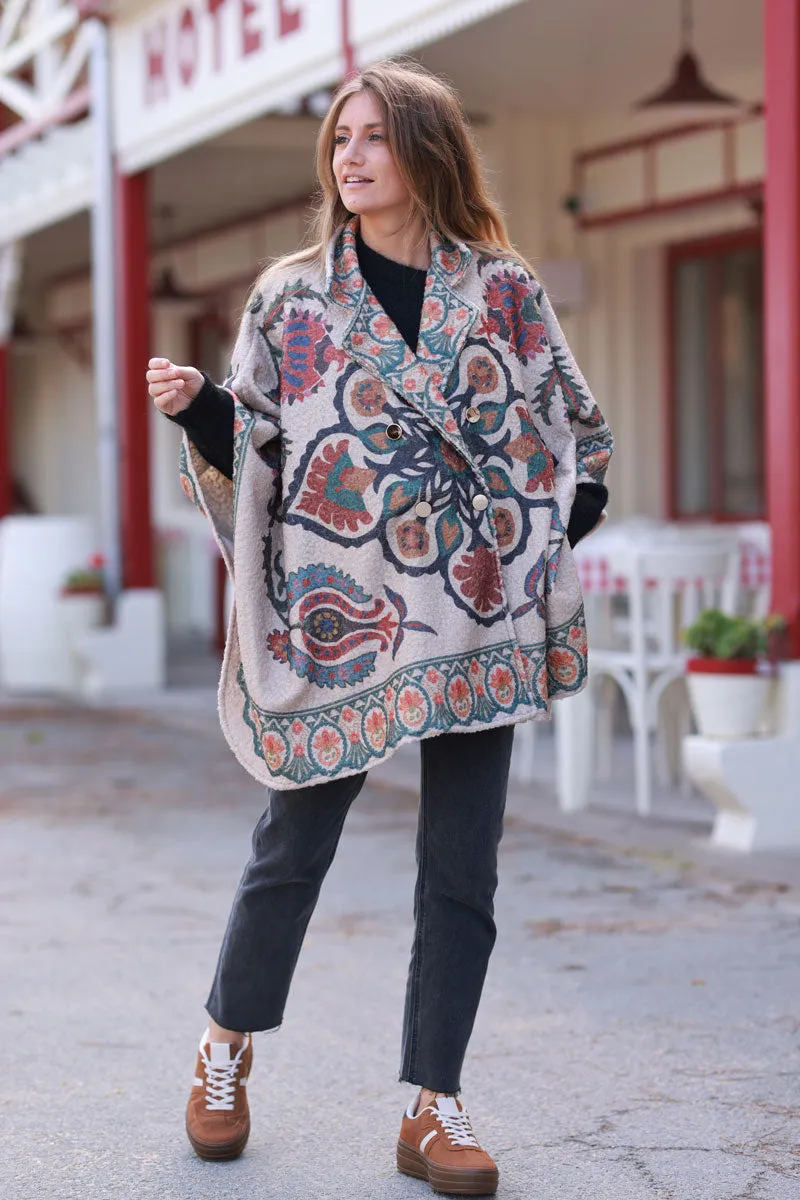 Manteau cape en feutrine façon laine bouillie taupe motif arabesques et fleurs colorées