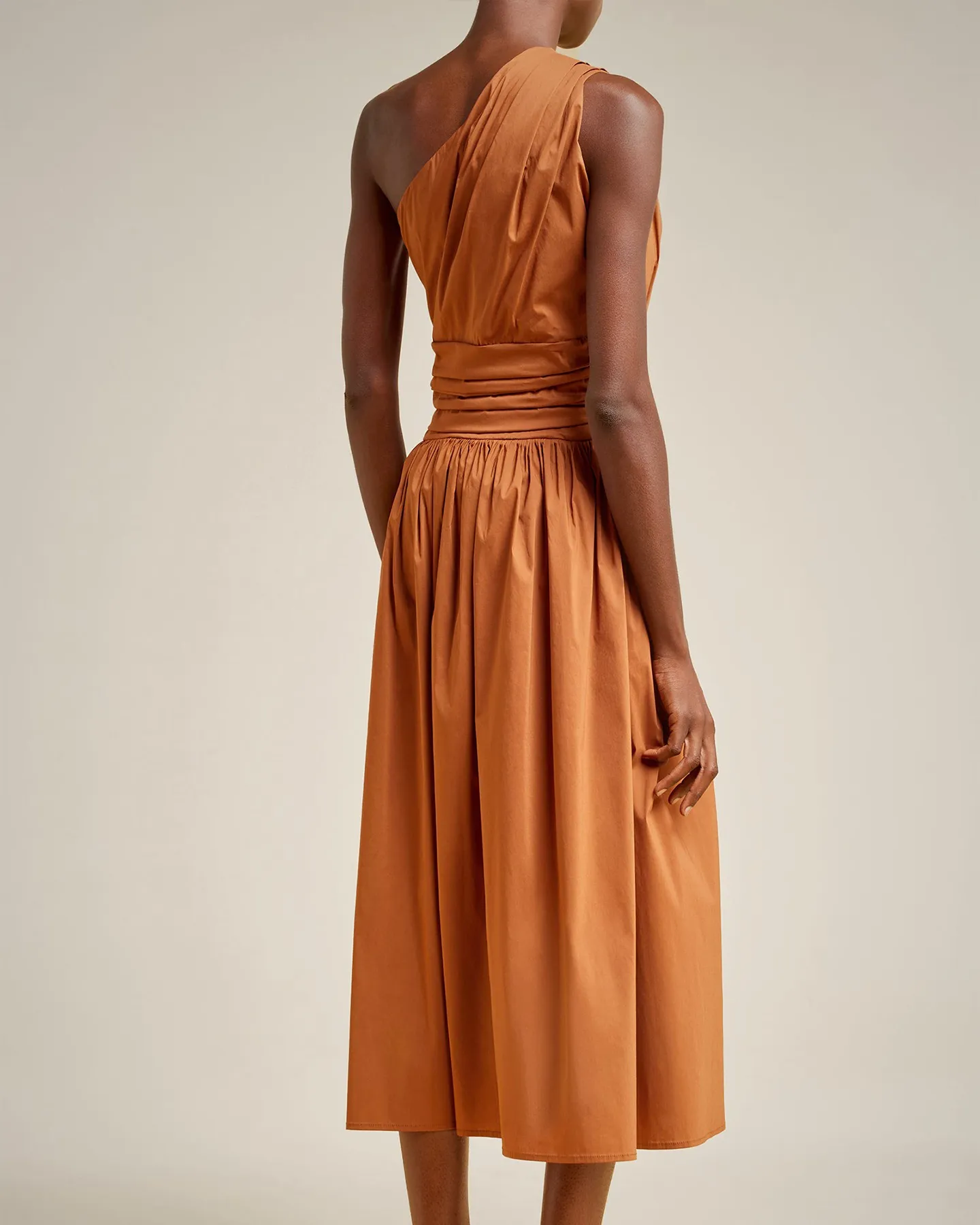 ONE SHOULDER PLEATED BAND DRESS - HAZELNUT